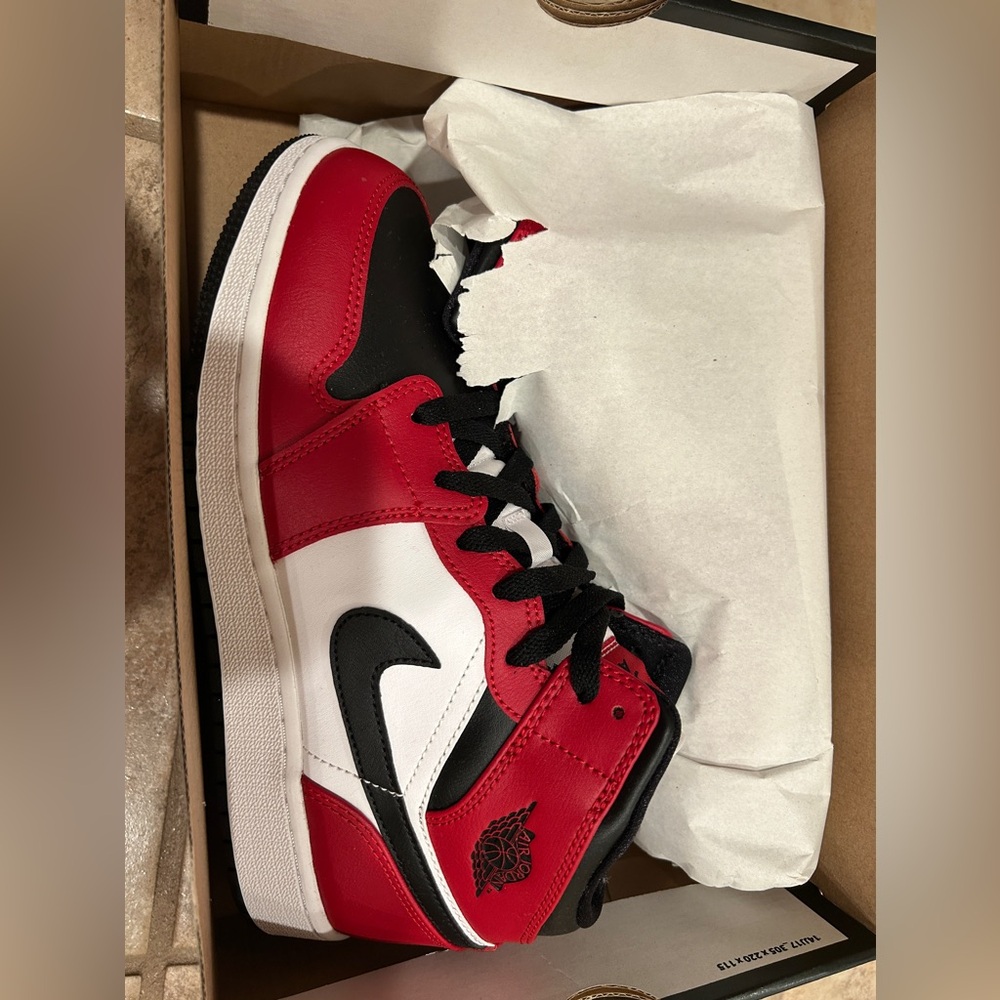 Jordan 1 mid Chicago toe